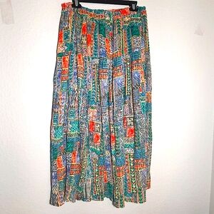 Colourful Skirt made of light fabric with slits on the sides with elastic